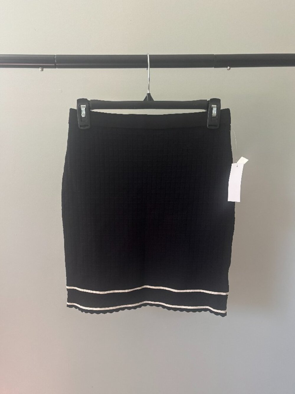 House of Harlow 1960 Textured Scallop-Hem Pencil Skirt — Black, size S NWT